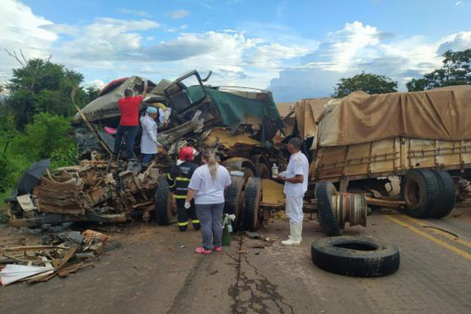 Carretas batem de frente e motorista morre preso às ferragens News