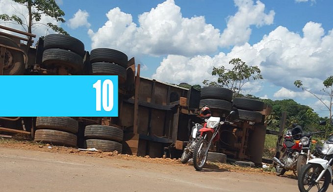 CARRETA CARREGADA DE MILHO TOMBA NA ESTRADA DA PENAL E POPULARES TENTAM