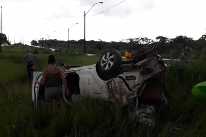 URGENTE Carro Capota Durante Chuva Forte Em Frente A Unir Em Porto