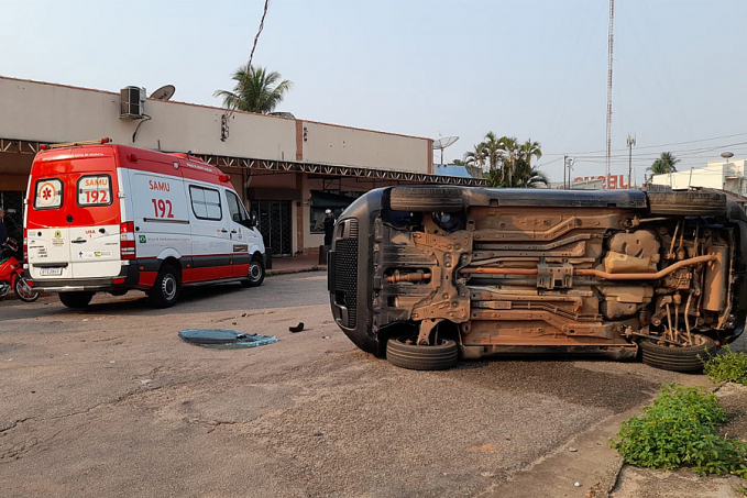 URGENTE Colisão entre dois carros causa capotamento e deixa criança