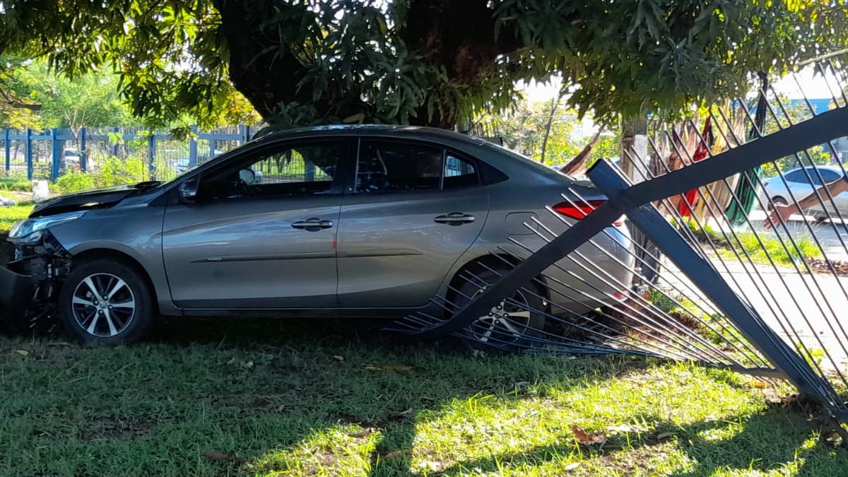 Idoso Perde Controle De Carro E Derruba Grade Do Ciop News Rond Nia