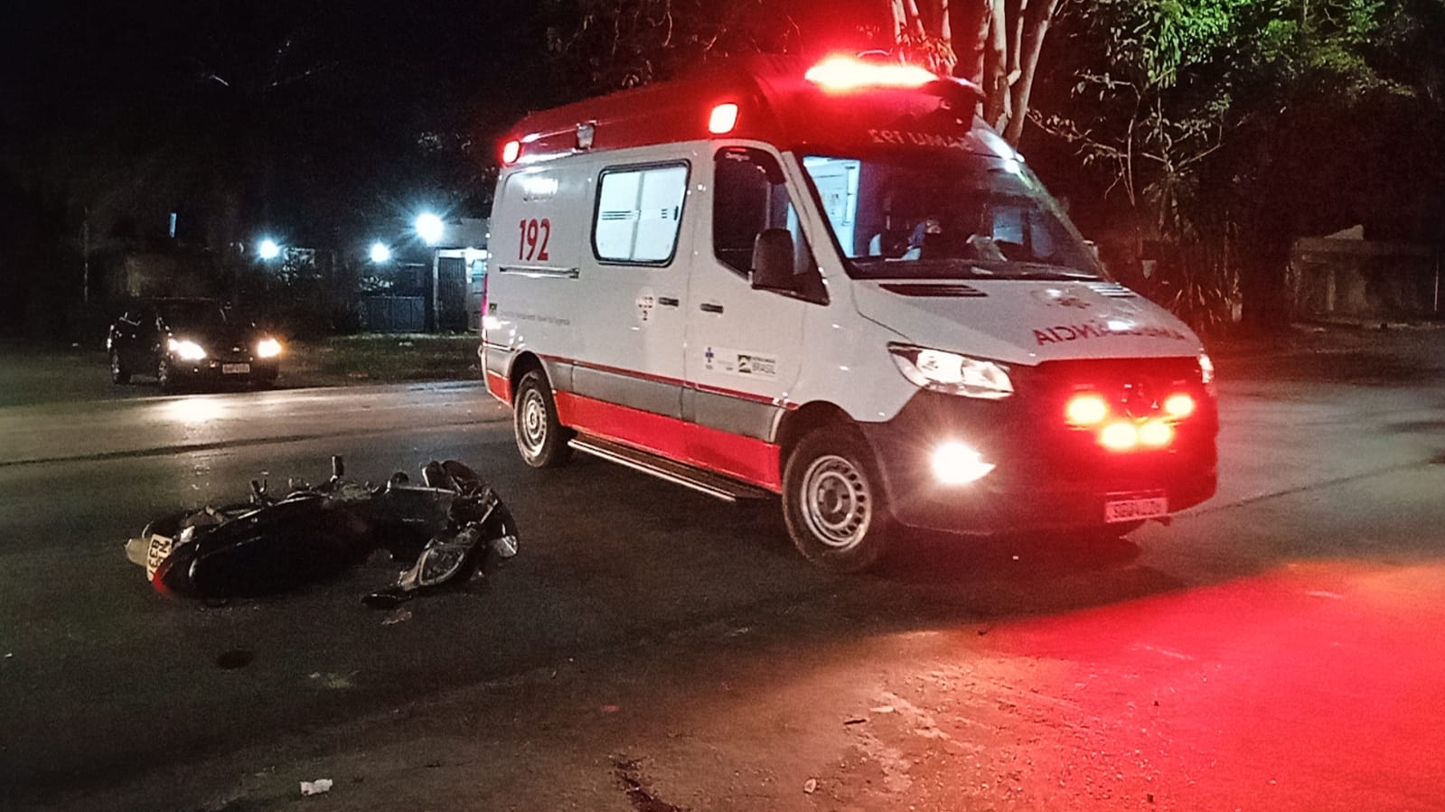 Urgente Carro Invade Preferencial E Deixa Duas Mulheres Em Moto