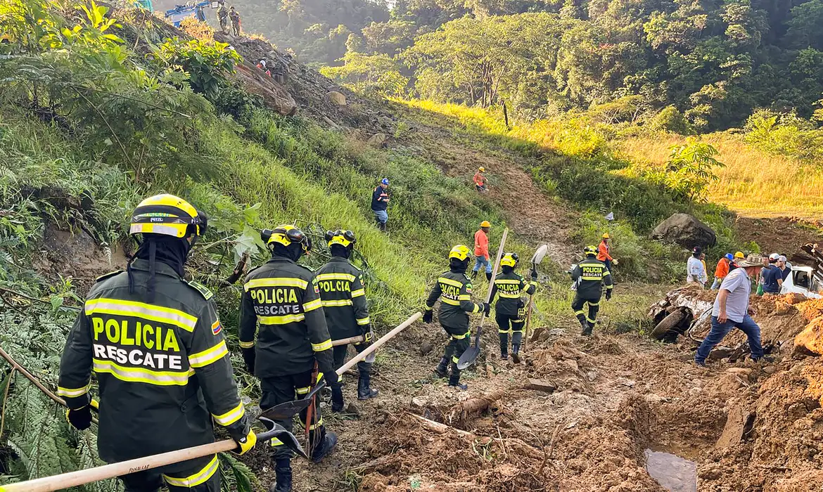 Sobe para 33 número de mortos em deslizamento de terra na Colômbia