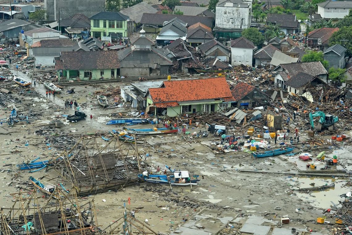 SOB A AMEAÇA DE NOVO TSUNAMI, INDONÉSIA ESVAZIA CIDADES E VILAS - News Rondônia