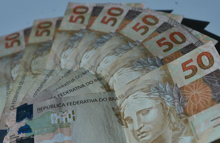 BRASILEIRO NÃO CONSEGUE PAGAR GASTOS DE INÍCIO DO ANO COM O QUE GANHA - News Rondônia