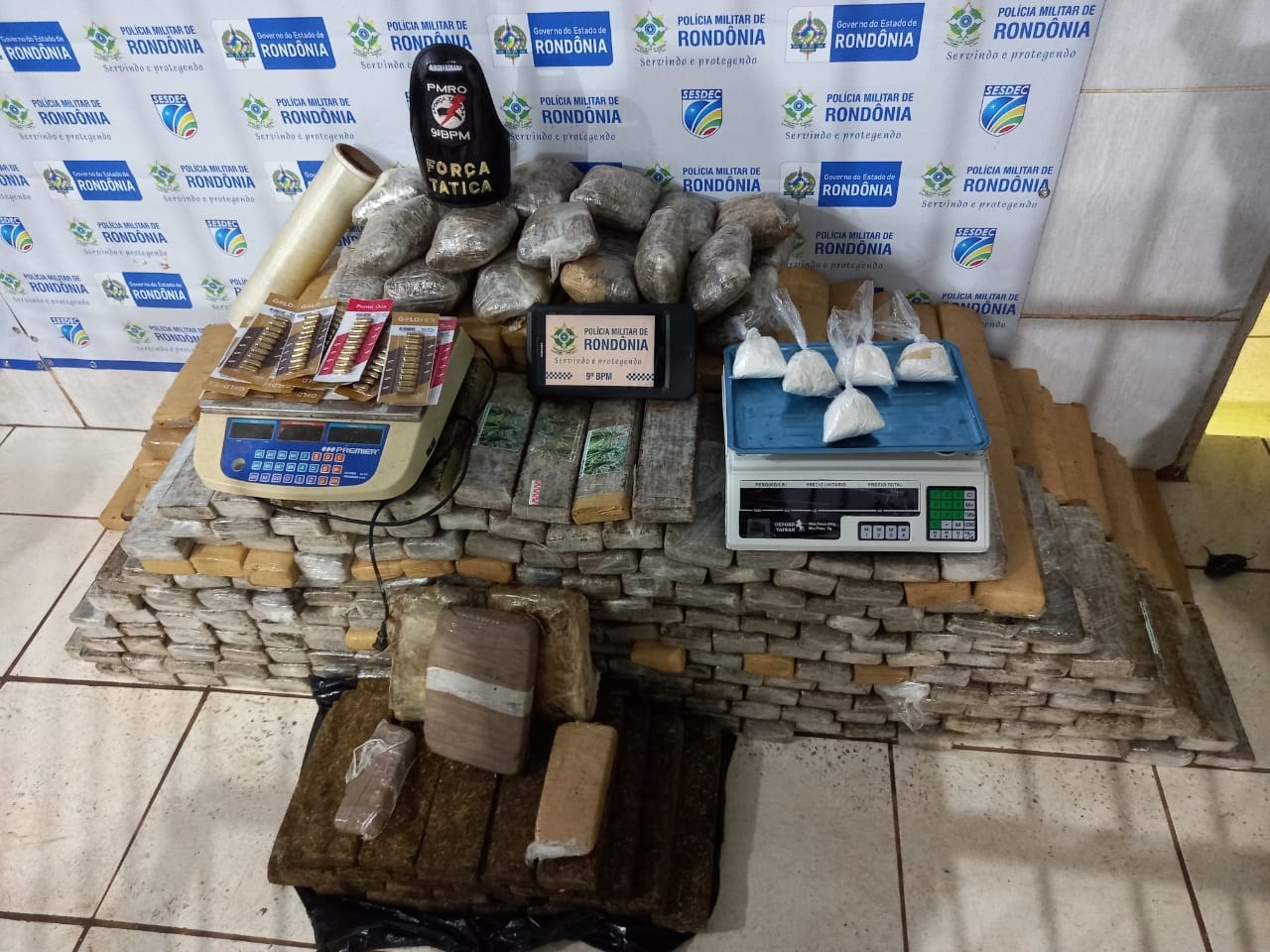 MEIA TONELADA - Em vídeo, PM apreende maconha, dinheiro e mais de 300 munições - News Rondônia