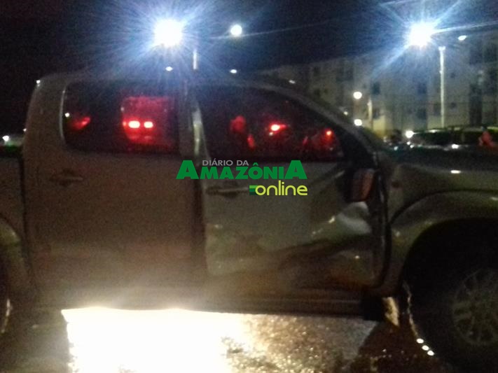 MOTORISTA PERDE CONTROLE E BATE CAMINHONETE DENTRO CONDOMÍNIO - News Rondônia