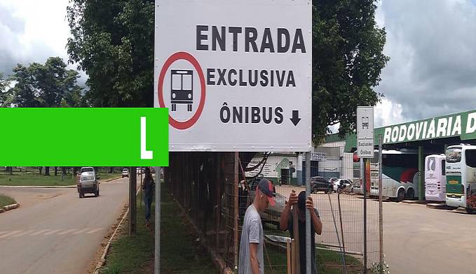 SEMUST TROCA PLACA DE SINALIZAÇÃO NA ENTRADA DE TERMINAL RODOVIÁRIO DE ARIQUEMES PARA PREVENIR ACIDENTES - News Rondônia