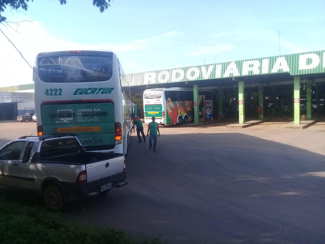 SEMUST TROCA PLACA DE SINALIZAÇÃO NA ENTRADA DE TERMINAL RODOVIÁRIO DE ARIQUEMES PARA PREVENIR ACIDENTES - News Rondônia