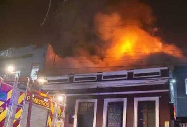 BAR COM 100 PESSOAS PEGA FOGO EM CURITIBA - News Rondônia