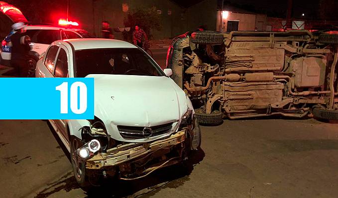 Carro capota após ser atingido por outro veículo que avançou preferencial na zona leste - News Rondônia