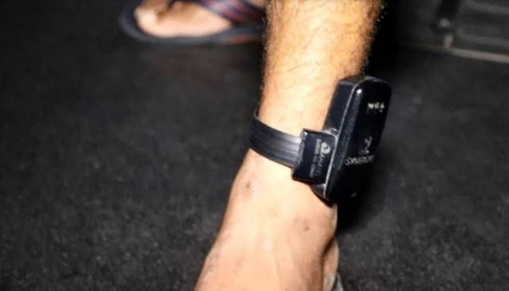 FLAGRADO JOGANDO TV EM TERRENO BALDIO, FUGITIVO COM TORNOZELEIRA ELETRÔNICA DESLIGADA É RECAPTURADO - News Rondônia