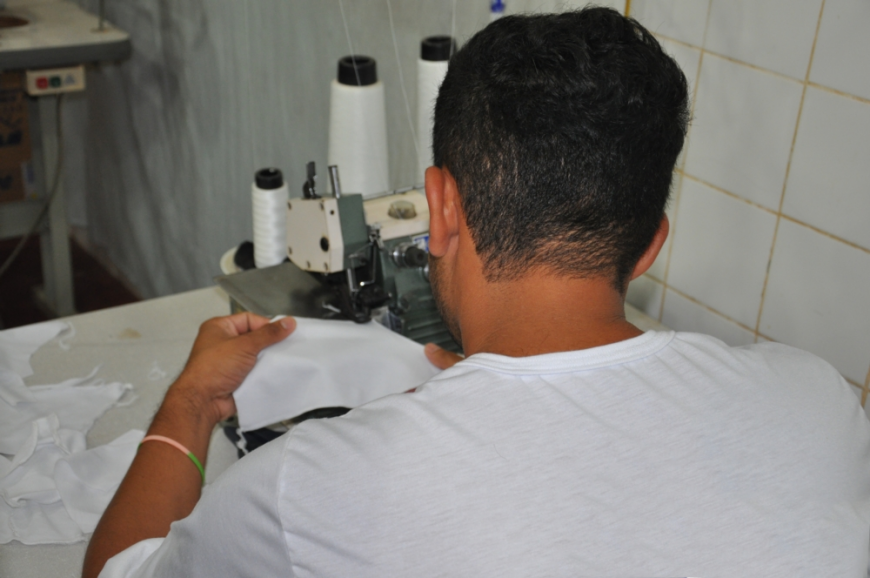 PINTANDO A LIBERDADE - Alunos de São Miguel do Guaporé serão beneficiados com bolsas e uniformes produzidos por reeducandos - News Rondônia