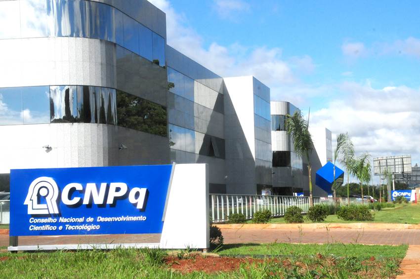 BOLSONARO ANUNCIA LIBERAÇÃO DE R$ 250 MILHÕES PARA BOLSAS DO CNPQ - News Rondônia