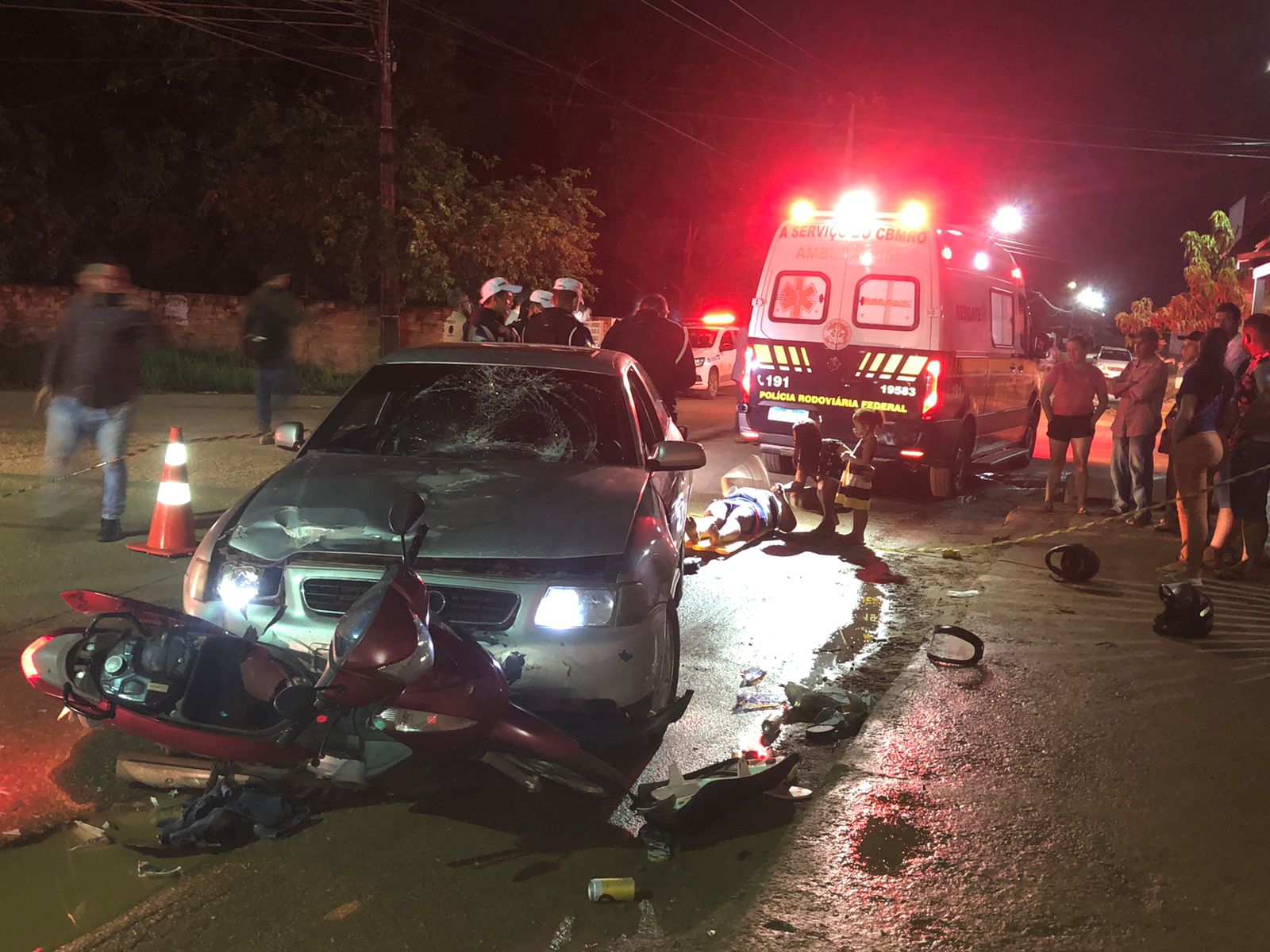 COLISÃO VIOLENTA - Mulheres ficam gravemente feridos após serem atingidas por carro - News Rondônia
