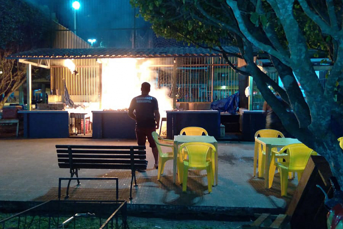 Fogo consume pequenas lanchonetes na praça da igreja, em Lábrea - News Rondônia