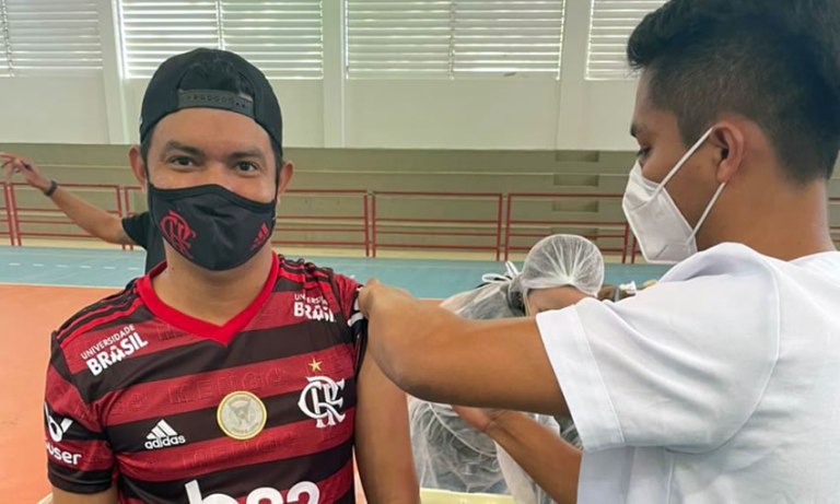 'Dinossauro do Acre' se vacina contra Covid-19 e convence moradores a se imunizarem - News Rondônia