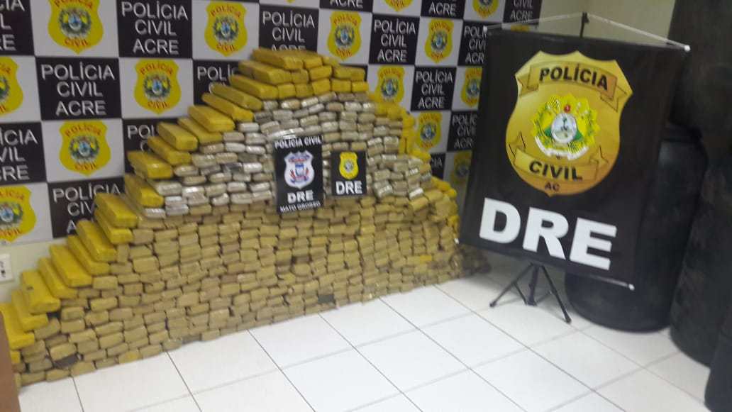POLÍCIA APREENDE MAIS DE 400 KG DE MACONHA EM CAMINHÃO CARGUEIRO NA BR-364 - News Rondônia