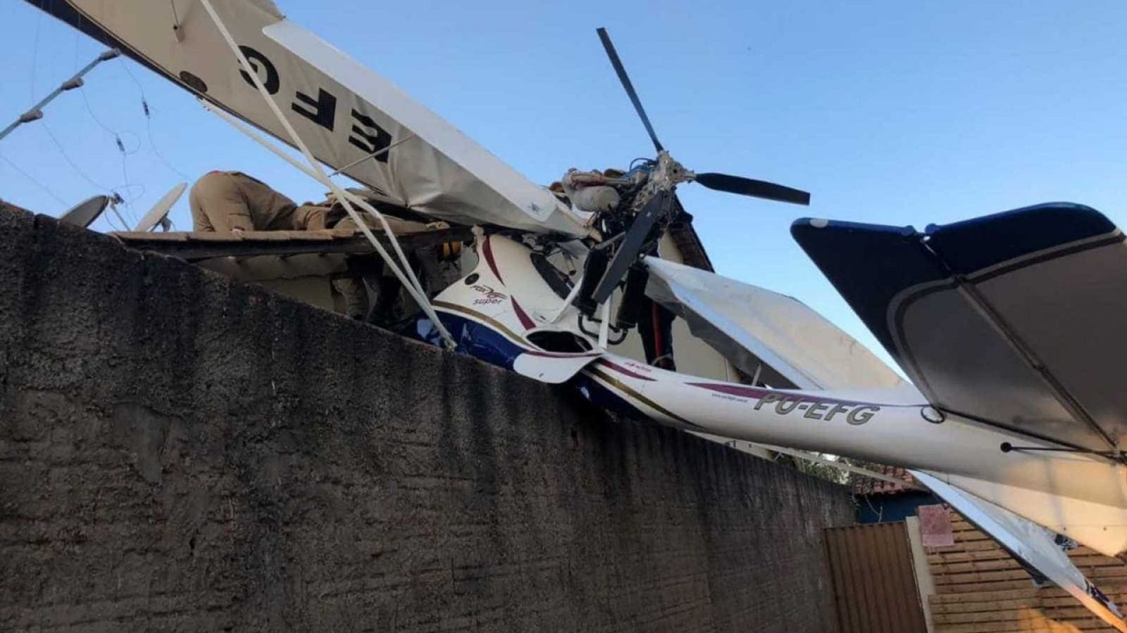 AVIÃO CAI EM ÁREA RESIDENCIAL E DEIXA FERIDOS EM GOIÂNIA - News Rondônia