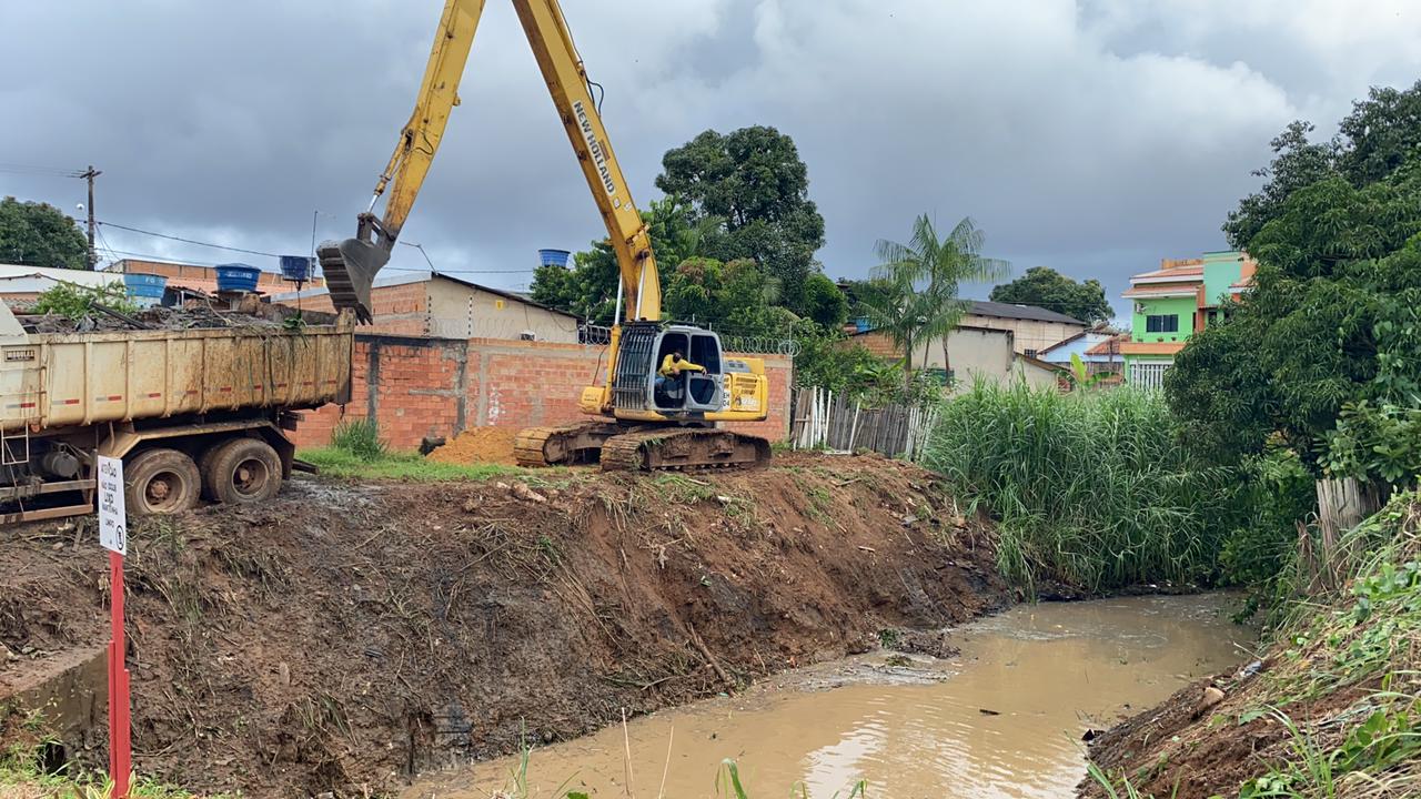 Semob realiza limpeza em canal no Bairro Caladinho após solicitação do vereador Edimilson Dourado - News Rondônia