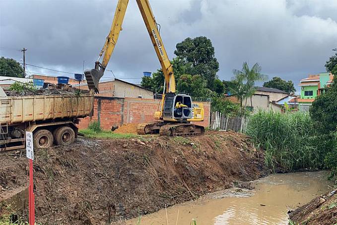 Semob realiza limpeza em canal no Bairro Caladinho após solicitação do vereador Edimilson Dourado - News Rondônia