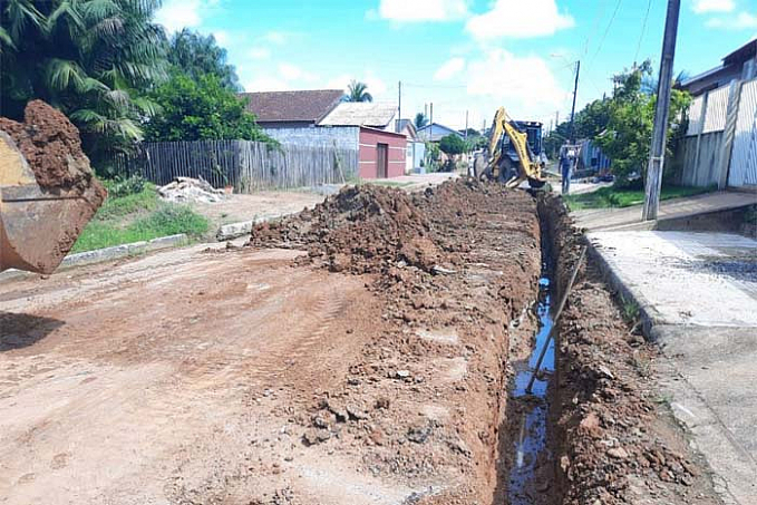 Prefeitura de Jaru realiza serviço de drenagem na Rua Frei Caneca no setor 07 - News Rondônia