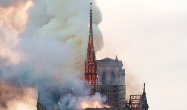 VÍDEO MOSTRA TORRE DA CATEDRAL DE NOTRE DAME CAINDO EM MEIO ÀS CHAMAS, ASSISTA - News Rondônia