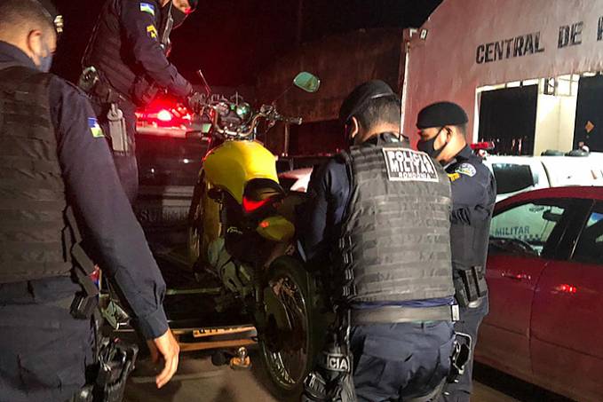 CASA CAIU - Bandidos de 17 e 19 anos são flagrados com simulacro e polícia suspeita de arrastão - News Rondônia