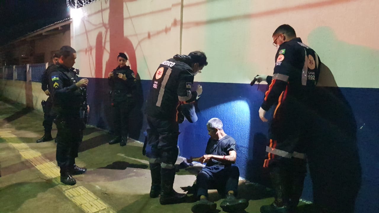HOMEM LEVA VÁRIAS FACADAS APÓS REAGIR A ASSALTO; SUSPEITO É PRESO EM SEGUIDA - News Rondônia