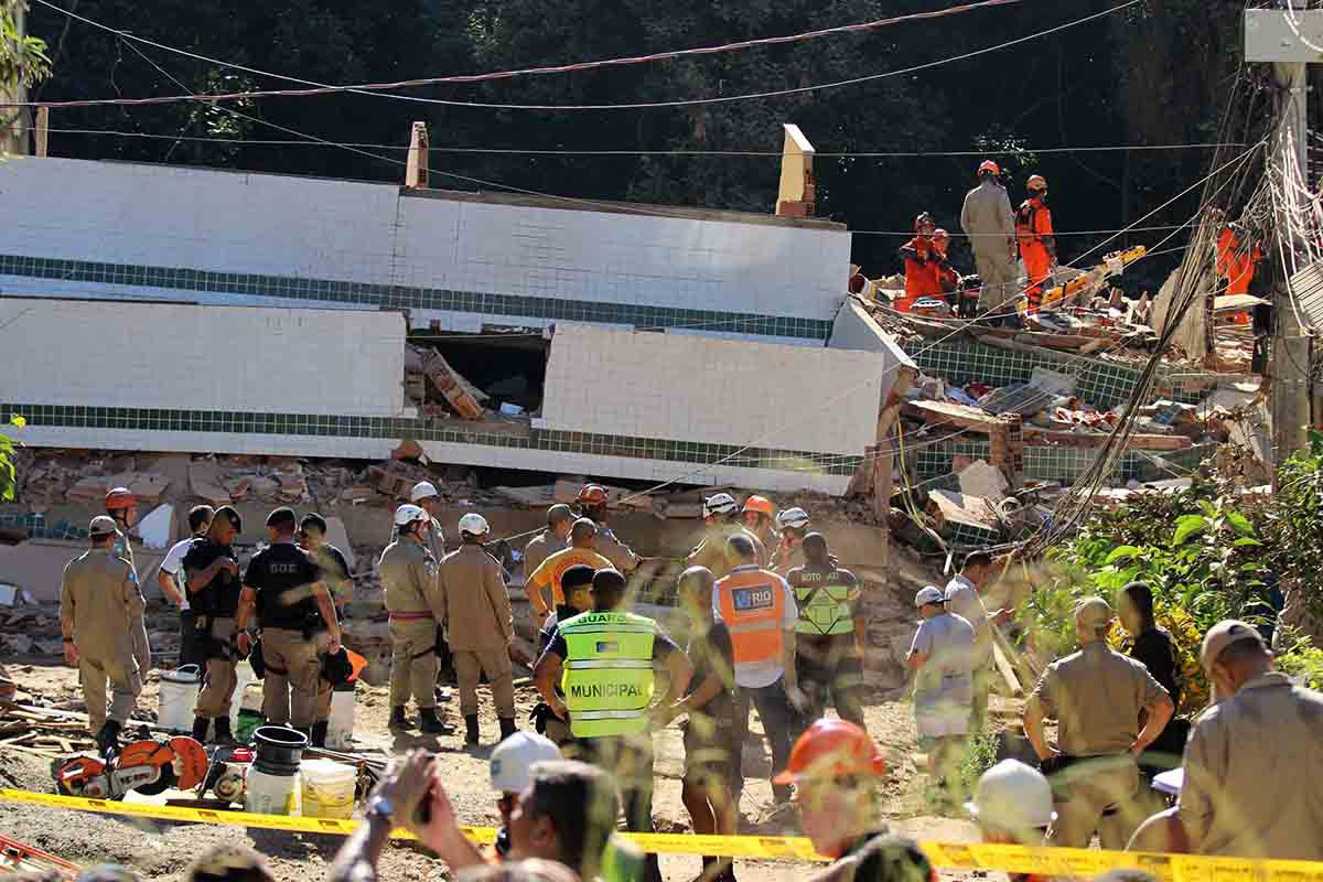 TRAGÉDIA: DOIS PRÉDIOS DESABAM NO RIO DE JANEIRO; HÁ MORTOS E FERIDOS - News Rondônia