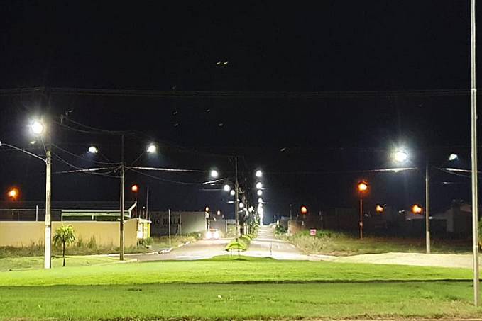 Luminárias de Led na principal avenida do Savana Park são acesas - News Rondônia