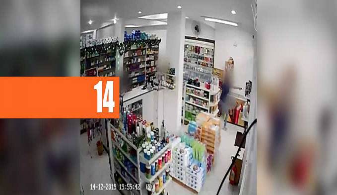 MULHER USA ARMA DE CHOQUE PARA IMPEDIR ROUBO A FARMÁCIA - VÍDEO - News Rondônia