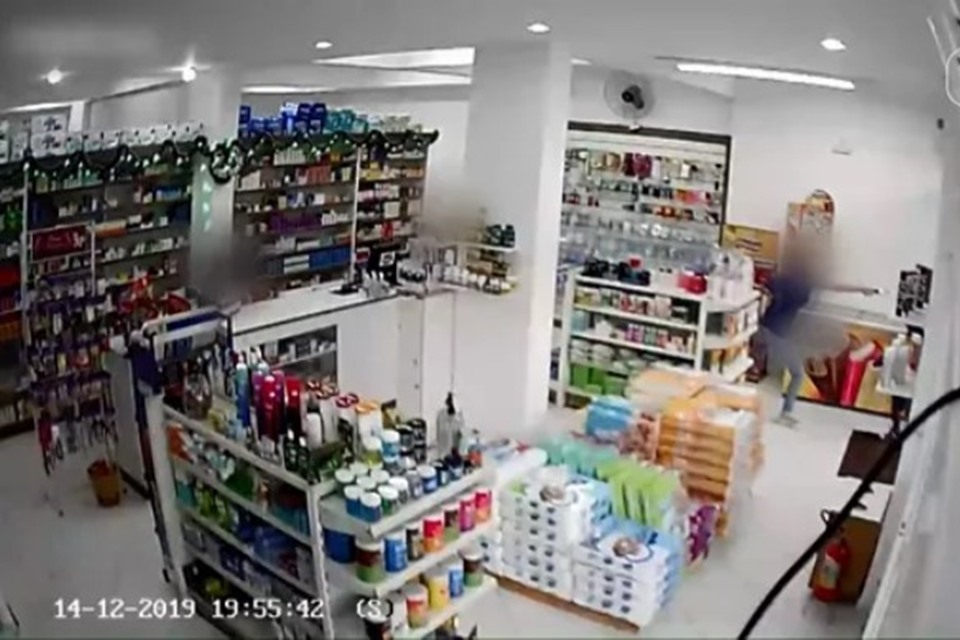 MULHER USA ARMA DE CHOQUE PARA IMPEDIR ROUBO A FARMÁCIA - VÍDEO - News Rondônia