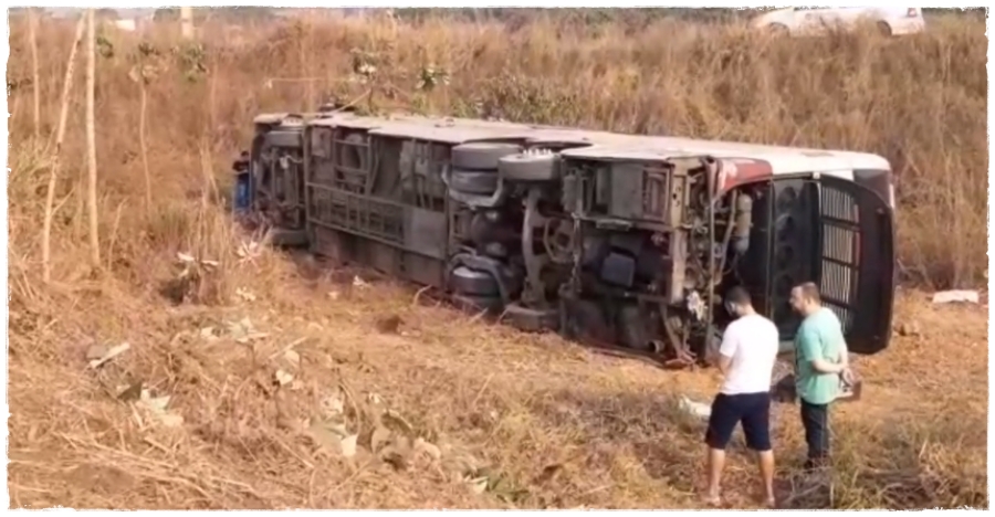 Acidente com ônibus na Br-364 deixa passageiros gravemente feridos; pneu estourado pode ter sido a causa do acidente - News Rondônia