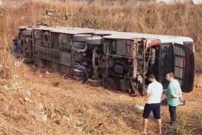 Acidente com ônibus na Br-364 deixa passageiros gravemente feridos; pneu estourado pode ter sido a causa do acidente - News Rondônia