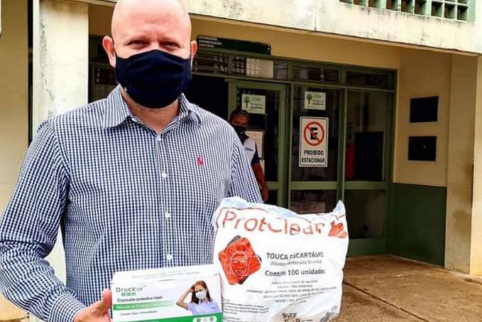 Aleks Palitot faz doações de 300 toucas e 600 máscaras para servidores no Cemetron e Osvaldo Piana - News Rondônia