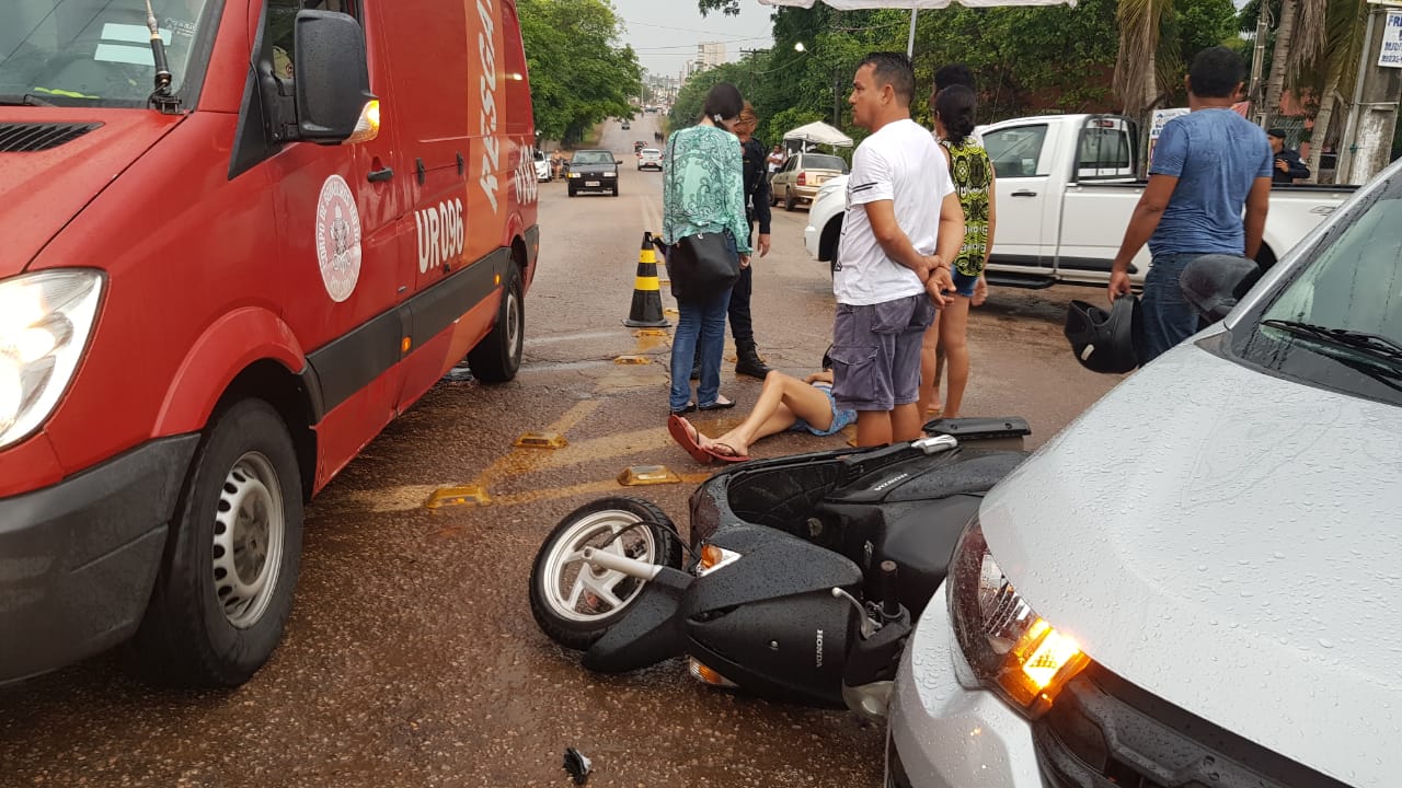 JOVEM MOTOCICLISTA FICA LESIONADA APÓS COLIDIR COM CARRO EM ROTATÓRIA - News Rondônia