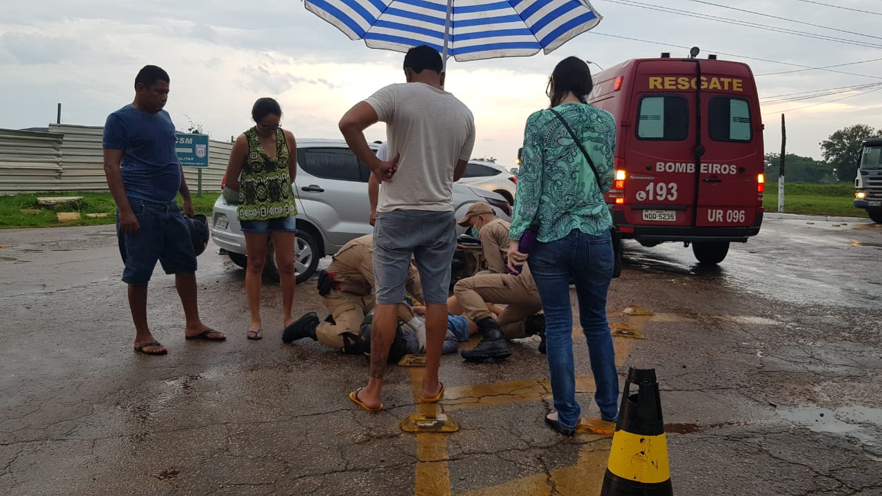 JOVEM MOTOCICLISTA FICA LESIONADA APÓS COLIDIR COM CARRO EM ROTATÓRIA - News Rondônia