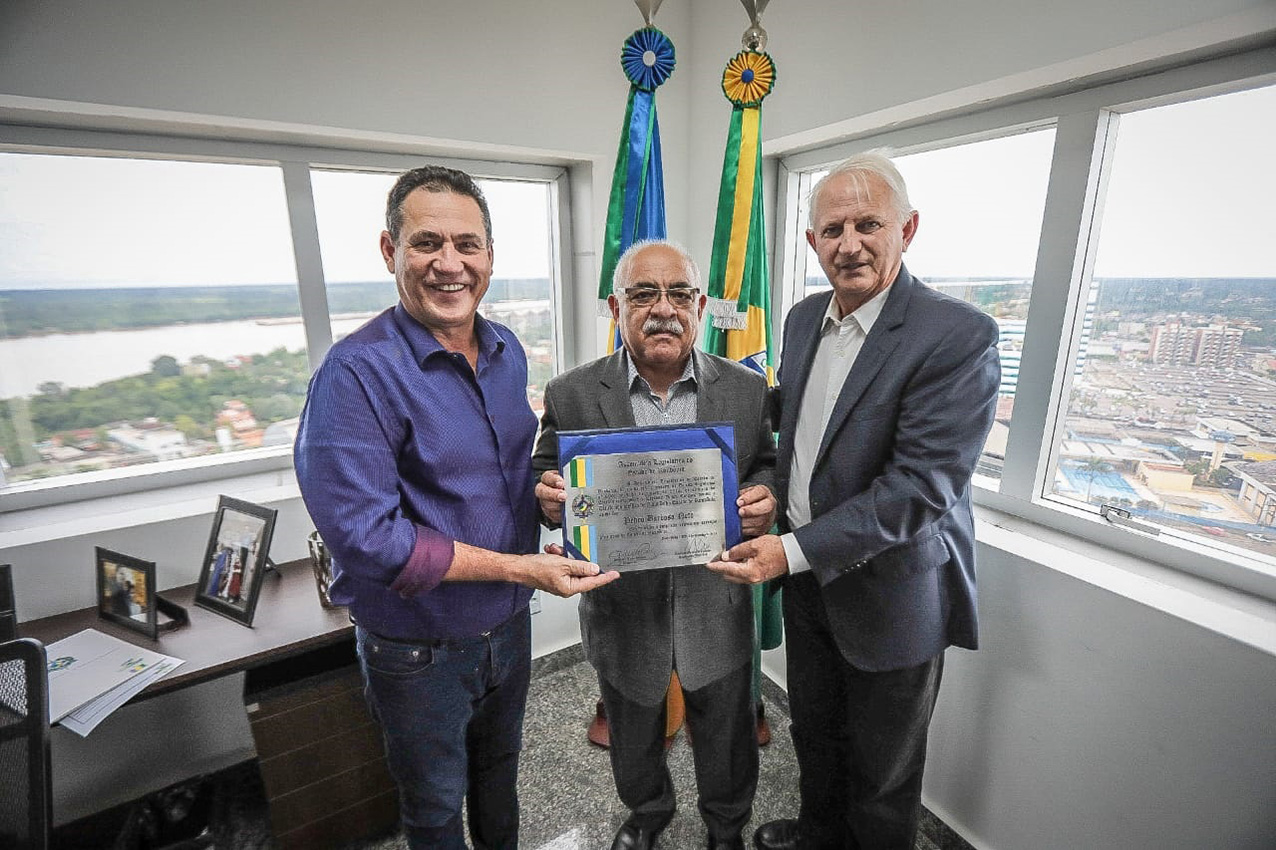 DEPUTADO AIRTON GURGACZ ENTREGA TÍTULO DE CIDADÃO HONORÍFICO DO ESTADO A PEDRO BARBOSA NETO - News Rondônia
