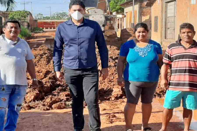 Prefeitura atende pedido do vereador Marcio Pacele e realiza serviço de encascalhamento de todas as ruas do bairro Rosalina de Carvalho - News Rondônia