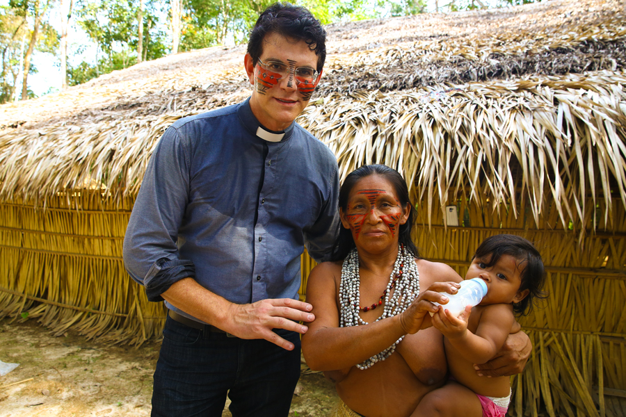 PADRE EM MISSÃO: REGINALDO MANZOTTI VISITA COMUNIDADE INDÍGENA IUCURU, NA AMAZÔNIA - News Rondônia