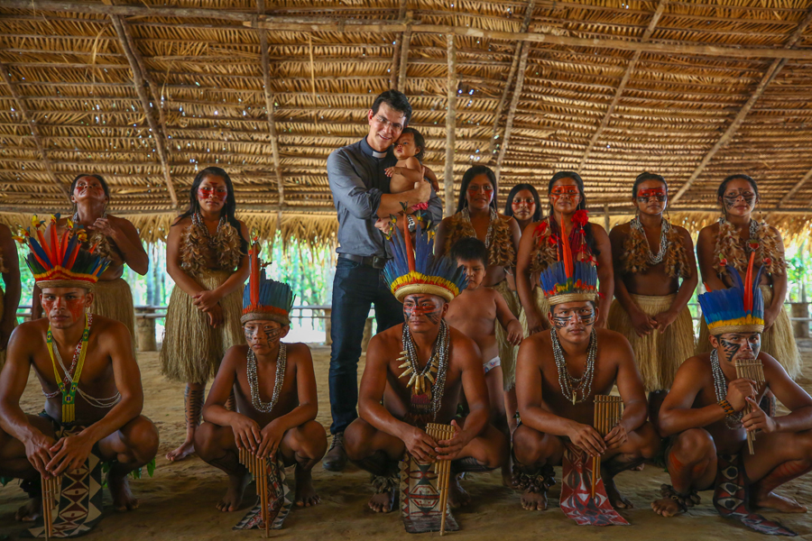 PADRE EM MISSÃO: REGINALDO MANZOTTI VISITA COMUNIDADE INDÍGENA IUCURU, NA AMAZÔNIA - News Rondônia