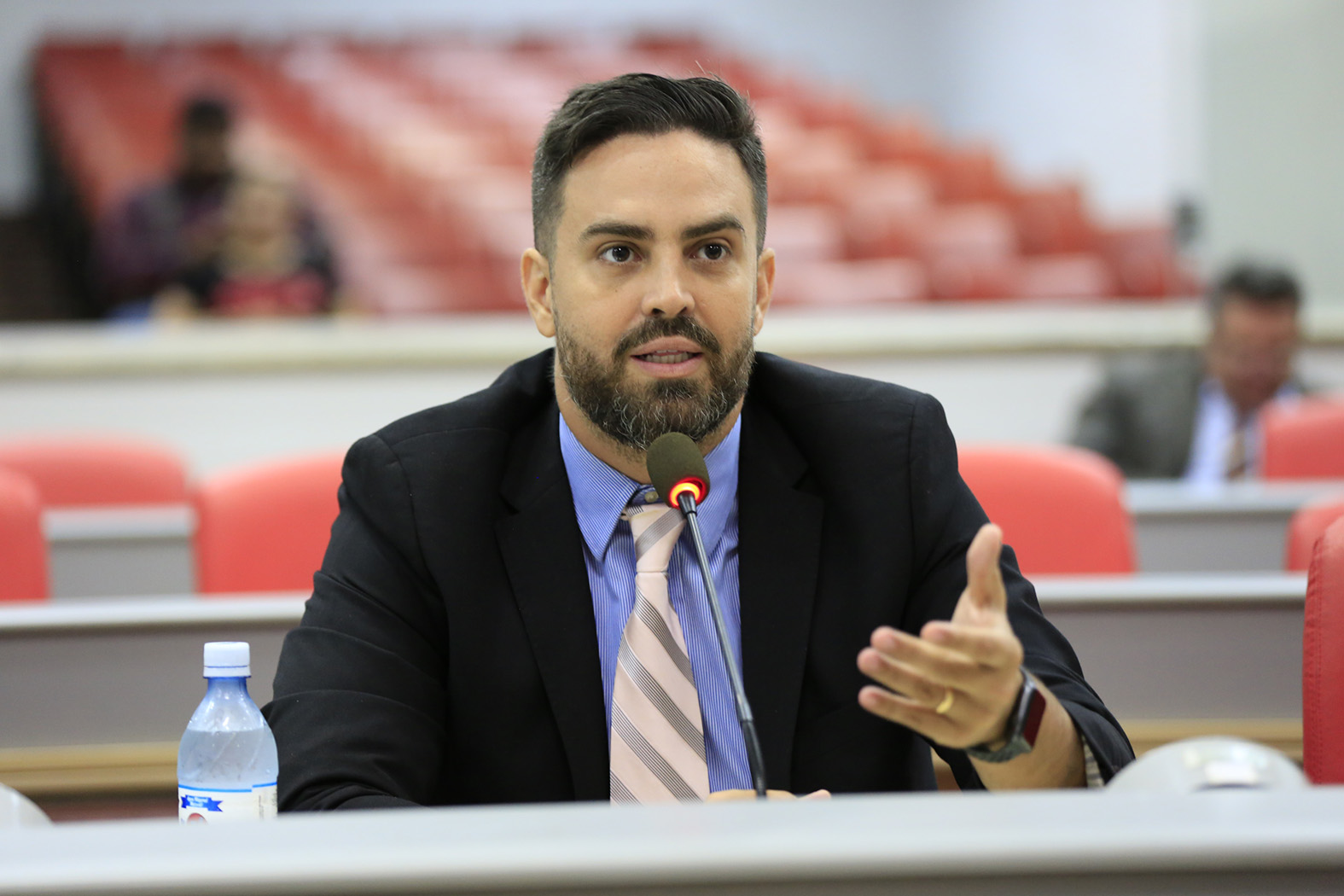 DEPUTADO ESTADUAL LÉO MORAES COMENTA SUSPENSÃO DE CONTRATAÇÃO DE OSS - News Rondônia