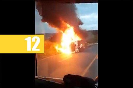 PARA EVITAR COLISÃO, MOTORISTA SAI DA PISTA, TOMBA E CARRETA PEGA FOGO PRÓXIMO AO SÃO LOURENÇO; VÍDEO - News Rondônia