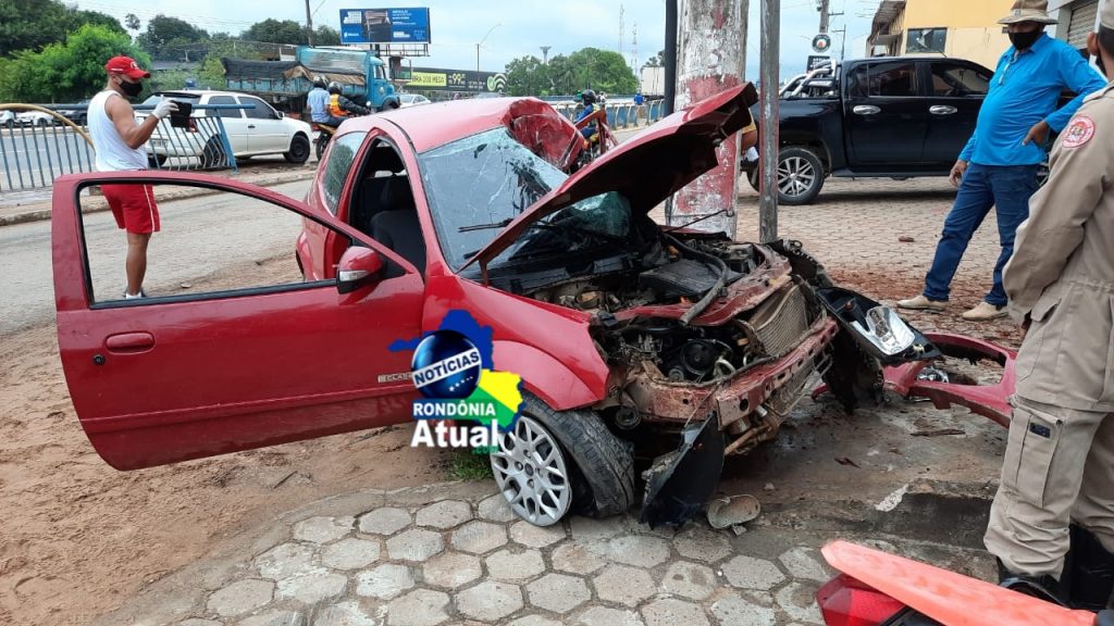 PERDEU CONTROLE - Motorista destrói veículo ao colidir com poste na BR-364 - News Rondônia