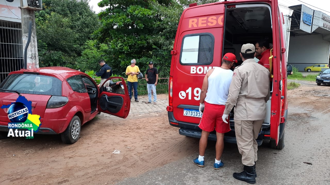 PERDEU CONTROLE - Motorista destrói veículo ao colidir com poste na BR-364 - News Rondônia