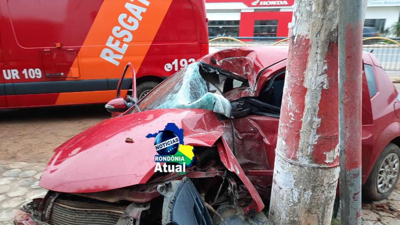PERDEU CONTROLE - Motorista destrói veículo ao colidir com poste na BR-364 - News Rondônia