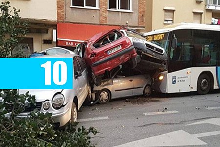 MOTORISTA DE ÔNIBUS SOFRE INFARTO E PROVOCA GRAVE ACIDENTE - News Rondônia