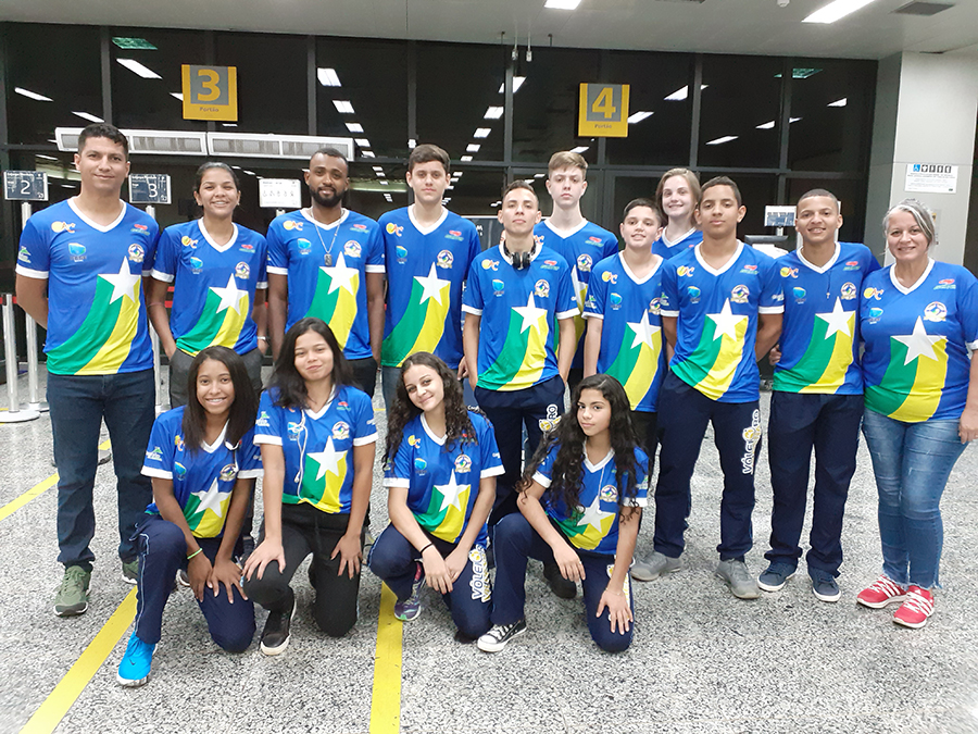 ATLETAS DE ESCOLAS DE RONDÔNIA EMBARCOU PARA JOGAR BRASILEIRO ESCOLAR DE VÔLEI DE PRAIA NA PARAÍBA - News Rondônia