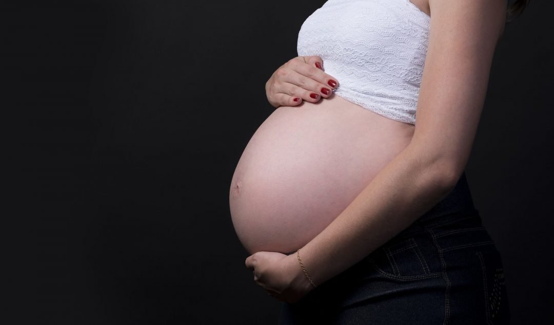 GRÁVIDA DE 8 MESES TENTA FURTAR MAIS DE 30 PARES DE SAPATO EM LOJA DE SHOPPING - News Rondônia